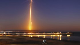 Takový úkaz vytvořil na obloze v Kalifornii start rakety Falcon 9 od společnosti SpaceX.