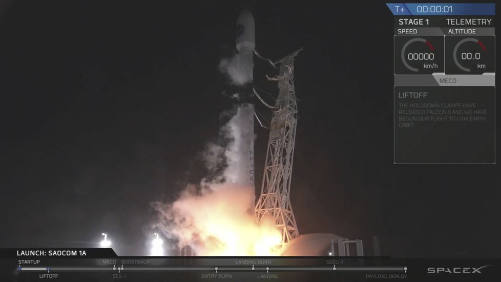 Takový úkaz vytvořil na obloze v Kalifornii start rakety Falcon 9 od společnosti SpaceX.