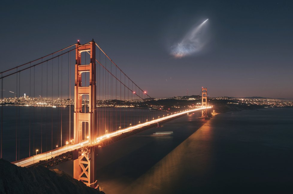Takový úkaz vytvořil na obloze v Kalifornii start rakety Falcon 9 od společnosti SpaceX