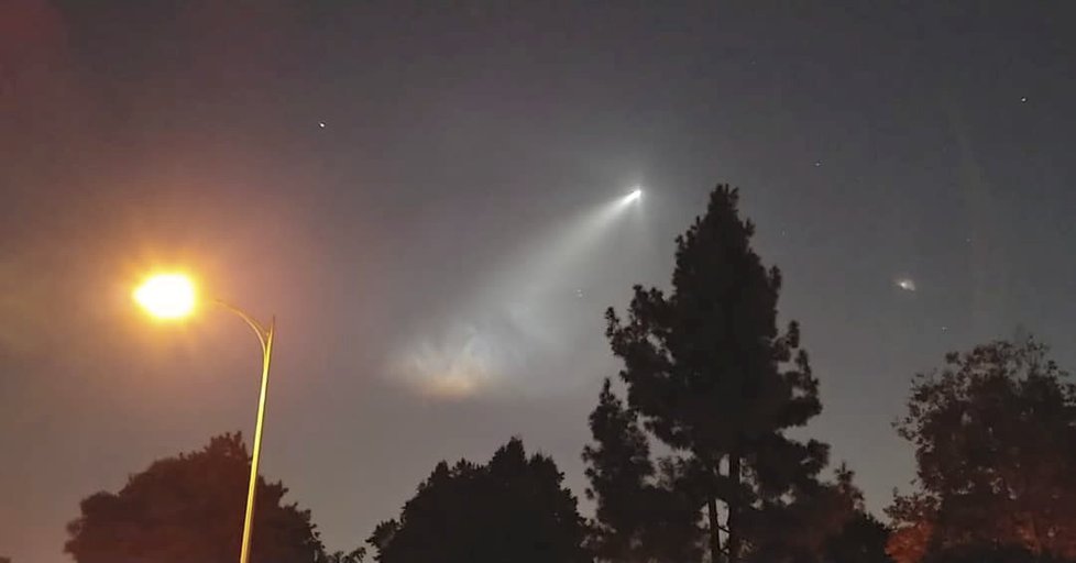 Takový úkaz vytvořil na obloze v Kalifornii start rakety Falcon 9 od společnosti SpaceX.