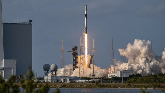 Raketa Falcon 9 společnosti SpaceX do vesmíru vynáší satelity další společnosti Elona Muska Starlink. Raketa Falcon 9 společnosti SpaceX do vesmíru vynáší satelity další společnosti Elona Muska Starlink.