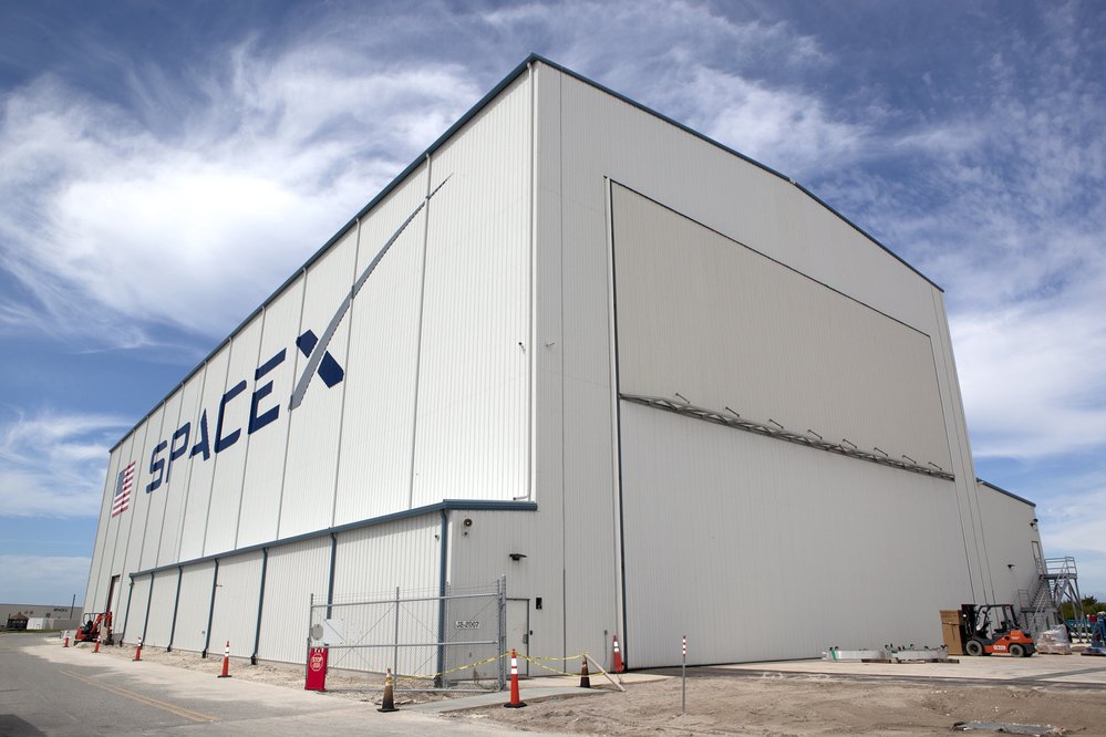 SpaceX má vedle rampy 39A také hangár, ve kterém rakety sestavuje