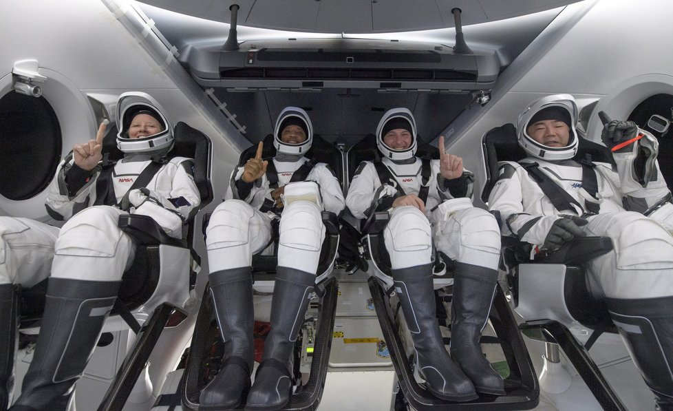 Astronauti se vrátili z půlroční mise na Mezinárodní vesmírné stanici v kapsuli od SpaceX (2.5.2021)