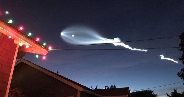 „UFO!“ žasli lidé. Raketa vykouzlila na nebi jedinečnou podívanou