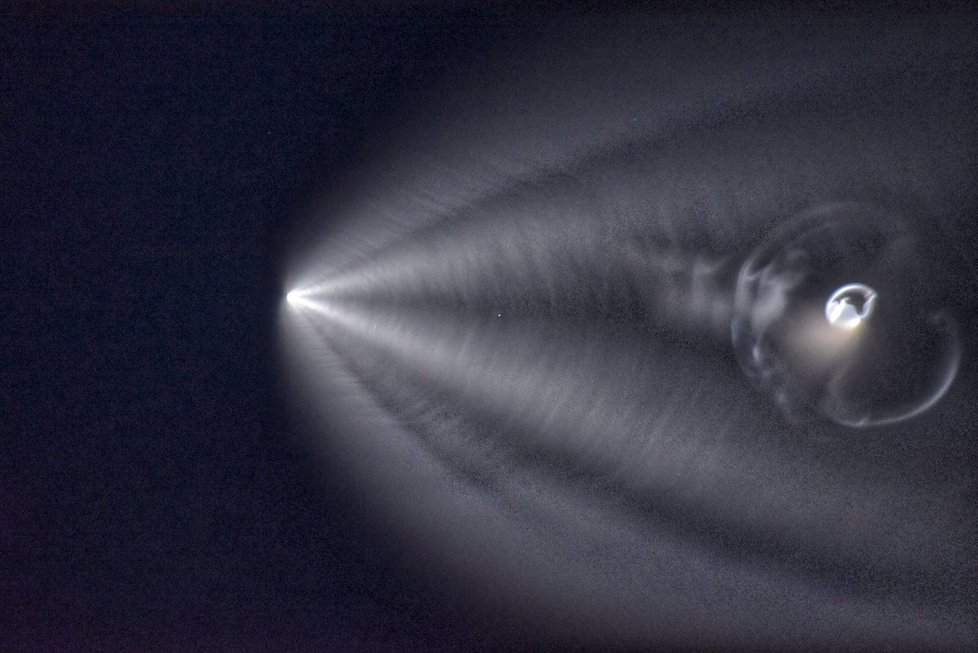 Raketa Falcon 9 společnosti SpaceX připravila lidem dechberoucí podívanou.
