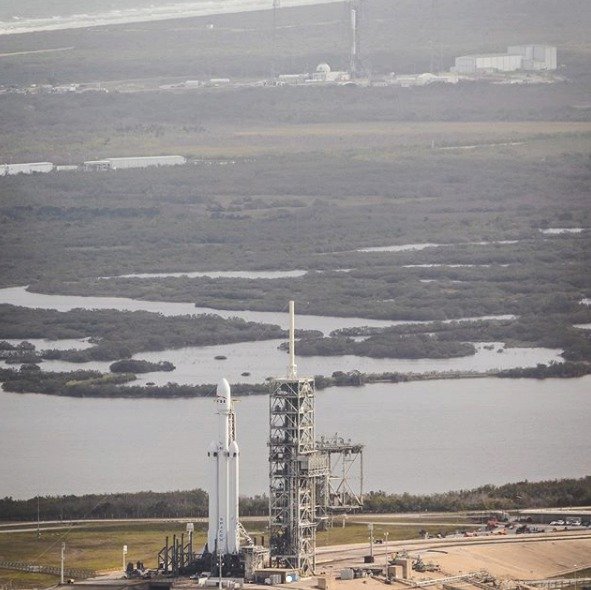 V úterý 6. 2. 2018 proběhl test nejtěžší rakety světa Falcon Heavy od společnosti SpaceX.