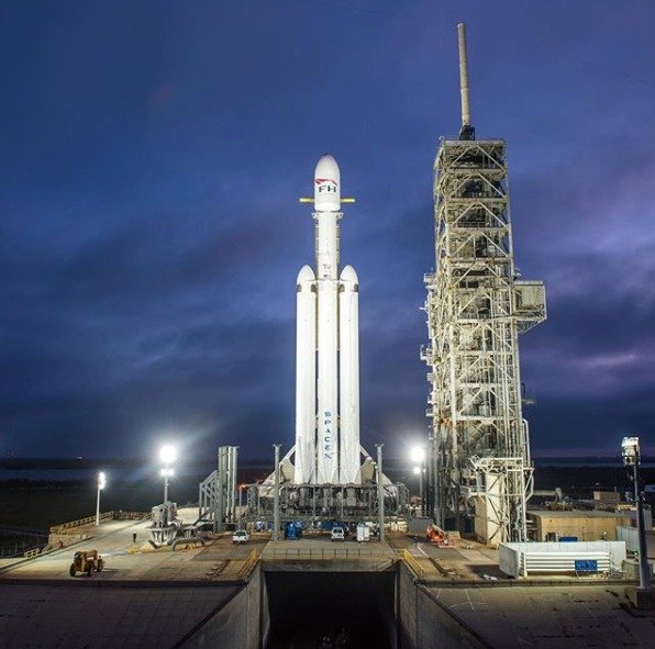 V úterý 6.2. 2018 proběhl test nejtěžší rakety světa Falcon Heavy od společnosti SpaceX