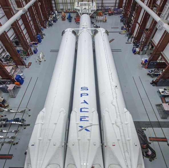 Raketa Falcon Heavy od společnosti SpaceX patří mezi nejtěžší rakety na světě.