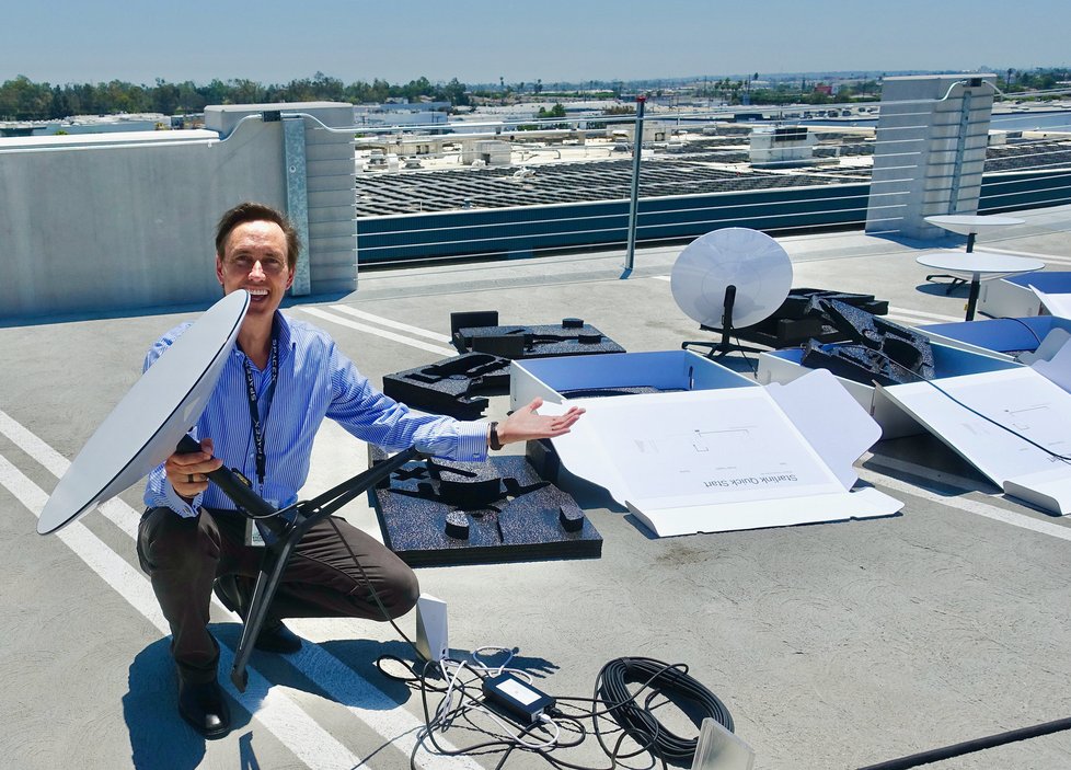 Steve Jurvetson ze SpaceX s uživatelským terminálem Starlink.