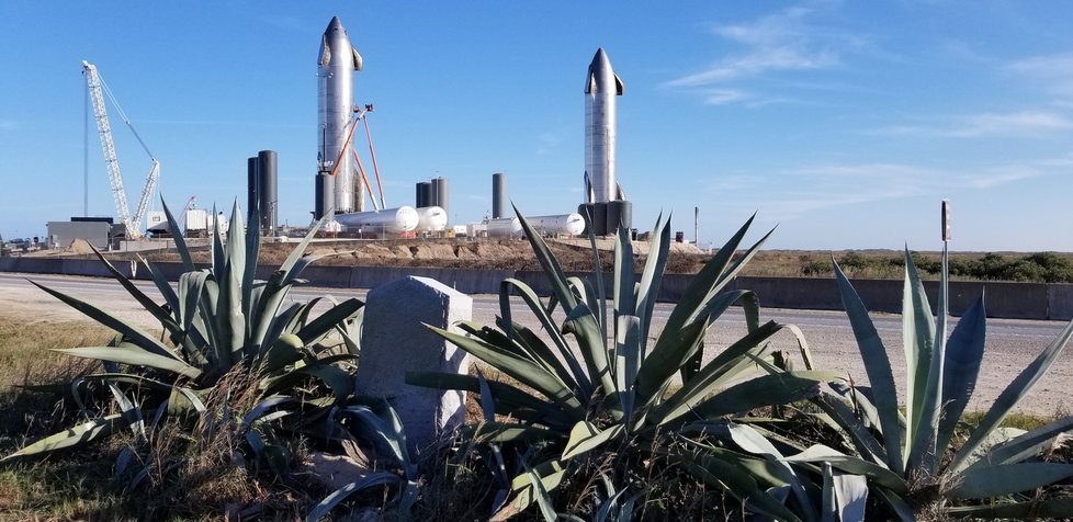 The Palmetto Piling Marker, jeden z památných patníků v oblasti Boca Chica, kde má svoji základnu (Starbase), společnost SpaceX a odkud bude odpalovat rakety Starship (dvě na snímku).