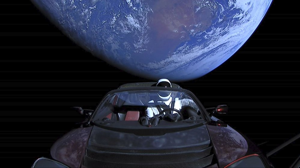 Tesla Roadster se Starmanem