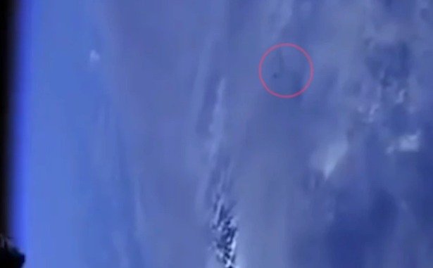 Údajní mimozemšťané na záběrech se startu rakety Falcon Heavy
