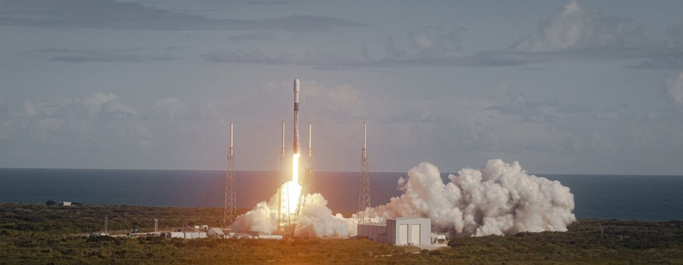 Start Falconu s VZLUsatem-2 a další spoustou družic z mysu Canaveral