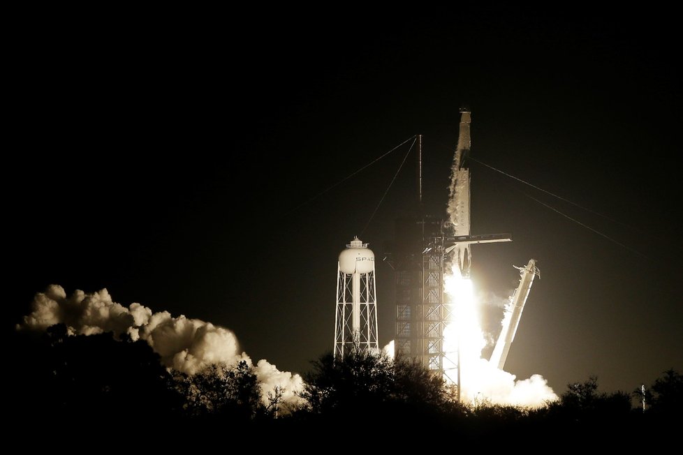 Z Kennedyho vesmírného střediska na Floridě dnes k prvnímu testovacímu letu odstartovala nová kosmická loď Crew Dragon soukromé americké společnosti SpaceX. (2.3.2019)