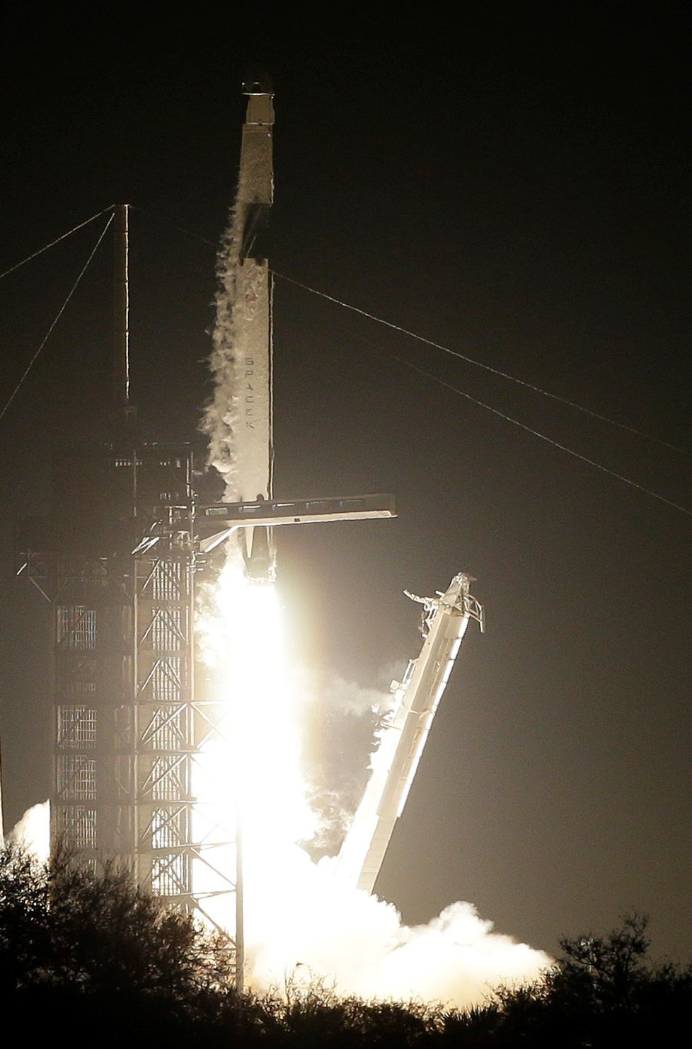 Z Kennedyho vesmírného střediska na Floridě dnes k prvnímu testovacímu letu odstartovala nová kosmická loď Crew Dragon soukromé americké společnosti SpaceX. (2.3.2019)