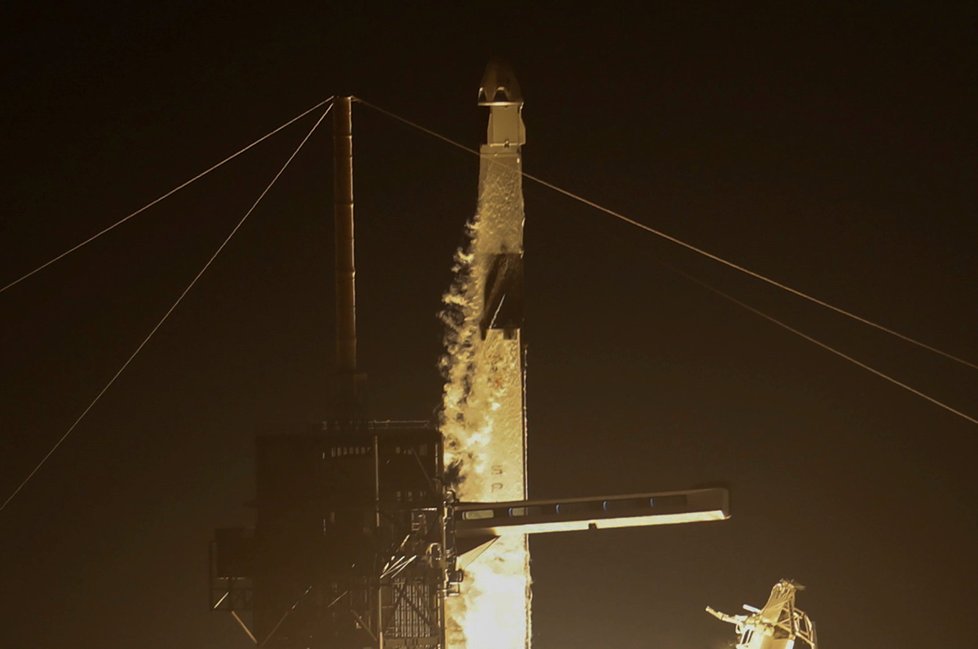 Z Kennedyho vesmírného střediska na Floridě dnes k prvnímu testovacímu letu odstartovala nová kosmická loď Crew Dragon soukromé americké společnosti SpaceX.