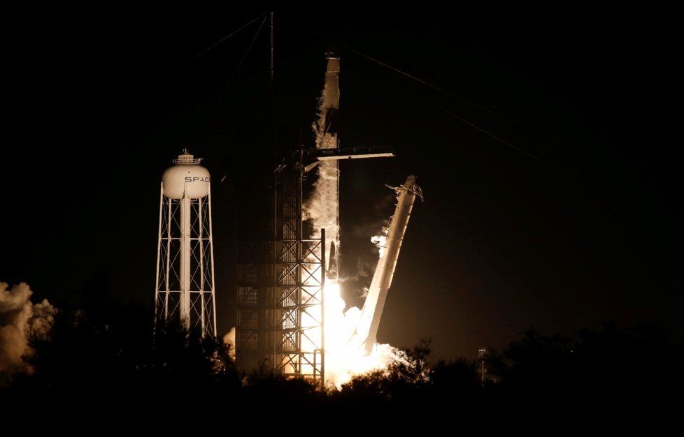 Z Kennedyho vesmírného střediska na Floridě dnes k prvnímu testovacímu letu odstartovala nová kosmická loď Crew Dragon soukromé americké společnosti SpaceX.