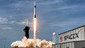 SpaceX pracuje na přistávacím systému, který dopraví astronauty na povrch Měsíce. O zakázku za 2,9 miliardy dolarů měl zájem i Jeff Bezos se svou společností Blue Origin.