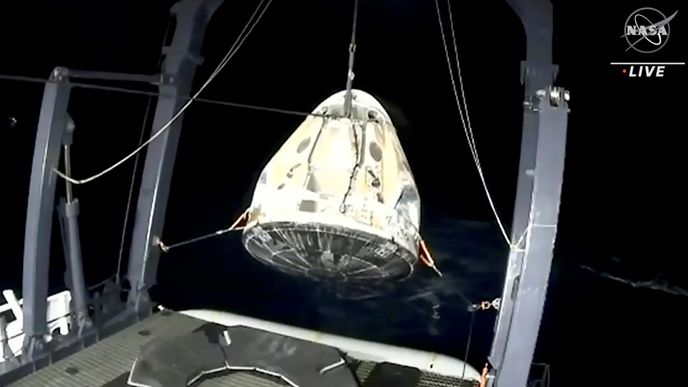 Kapsule společnosti SpaceX dnes bezpečně dopravila na Zemi čtveřici astronautů, kteří strávili téměř půl roku na Mezinárodní vesmírné stanici (ISS) při první plnohodnotné misi vesmírného plavidla vlastněného soukromou společností.