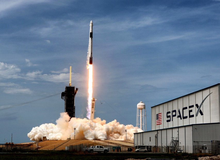 Japonský miliardář zaplatí osmi lidem cestu na Měsíc s Muskovou společností SpaceX. Hlásit se může kdokoliv. Ilustrační snímek.