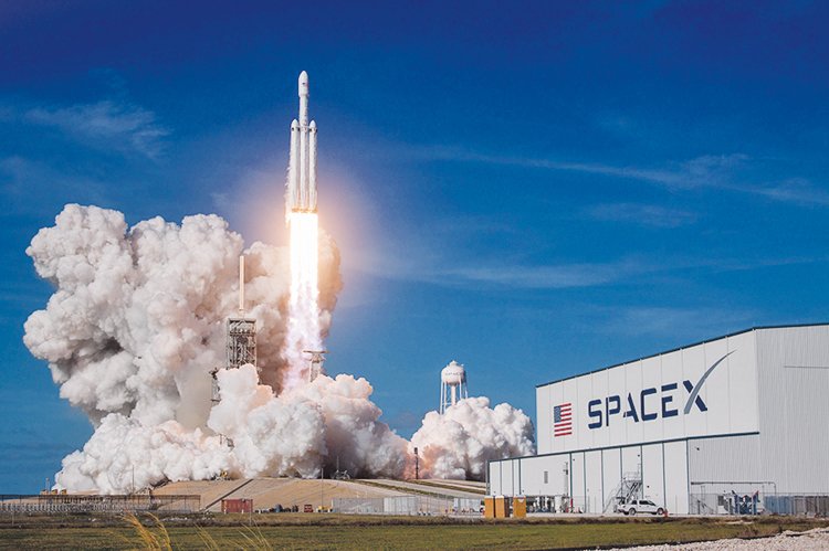 Ostatní montážní haly vypadají v porovnání s VAB spíše jako hangáry. Rakety se v nich montují naležato. Na fotografii je hala SpaceX