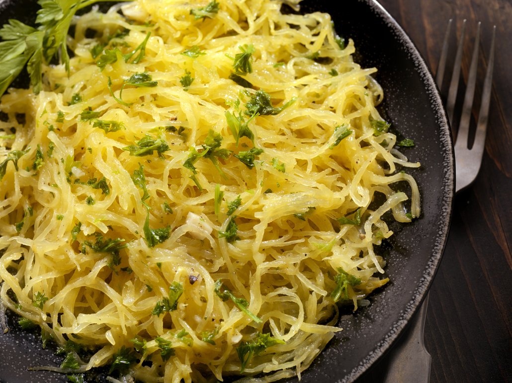 Špagetovou dýni můžete podávat samotnou nebo jako přílohu, například pokapanou česnekovým bylinkovým máslem
