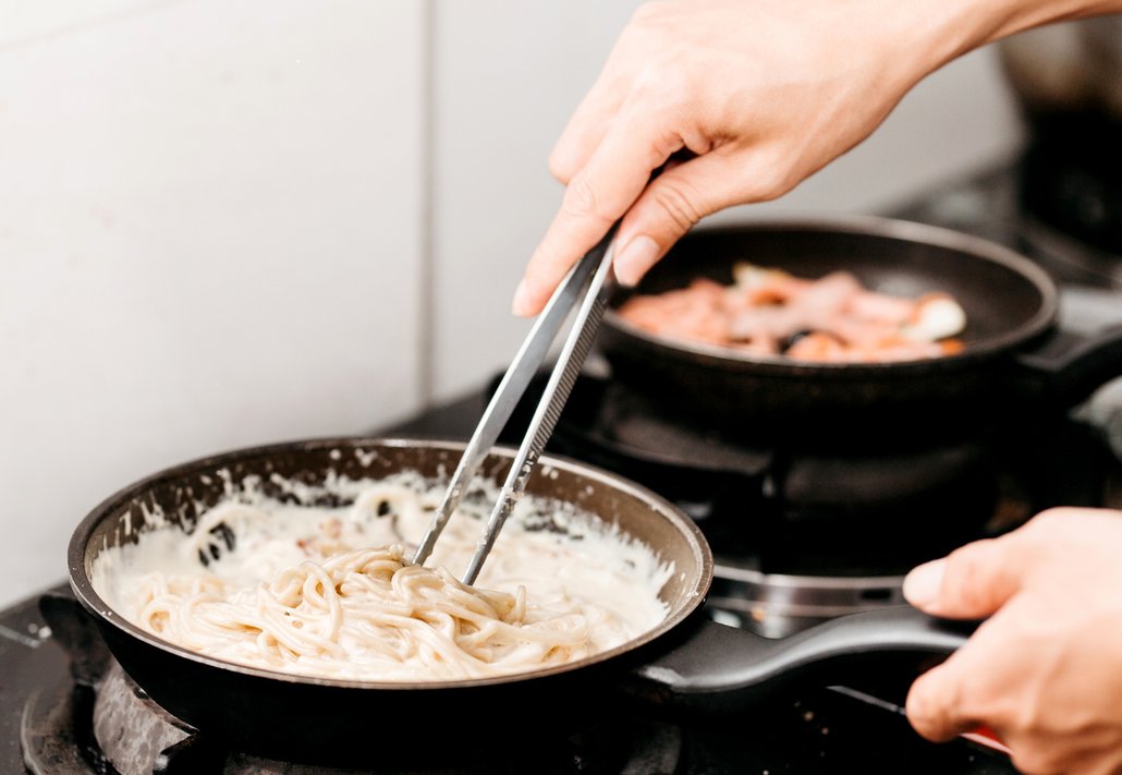Voda z těstovin je nezbytnou přísadou při vaření špaget carbonara