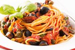 Špagety s omáčkou puttanesca