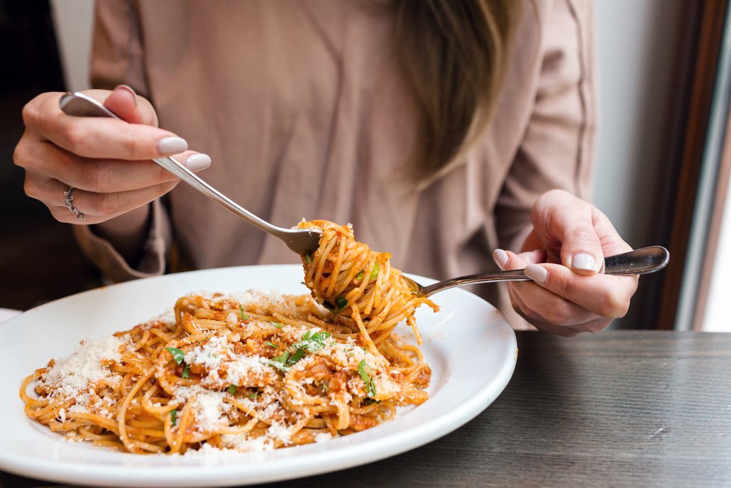 Jíst špagety vidličkou a lžící není sice velký prohřešek, mistři se ale obejdou bez lžíce