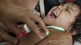 Očkování proti spalničkám se v Sýrii provádí plošně.