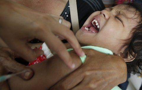 Spletli si obal a naočkovali děti anestetikem: Patnáct jich zemřelo