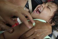 Spletli si obal a naočkovali děti anestetikem: Patnáct jich zemřelo