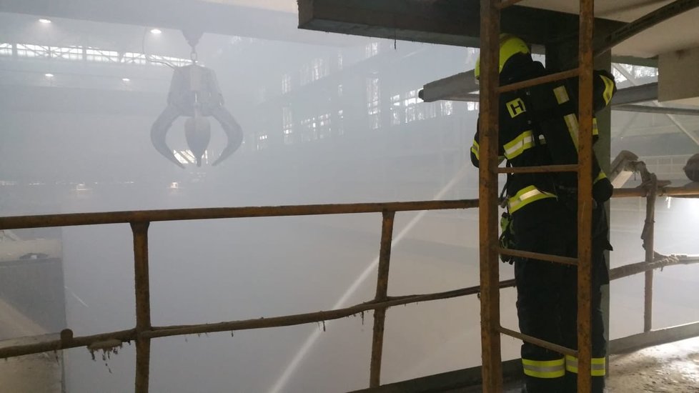 8. února 2020: Pražští hasiči vyjížděli k požáru do malešické spalovny. Hořet začal odpad v drtičce.