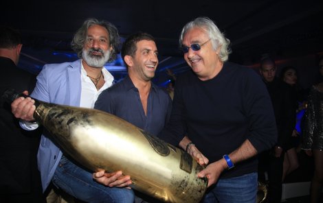 S největší lahví musel Shakerovi (uprostřed) pomoci i bývalý boss F1 Flavio Briatore.