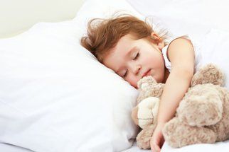 Kolik hodin by měly děti v noci spát podle věku?