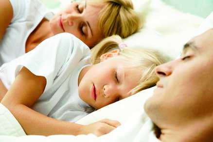 Stále spíte ve třech? 6 tipů, jak pomoci dítěti zpět do jeho postele