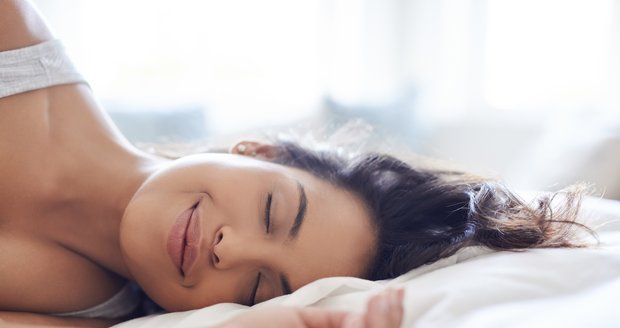 Kvalitní spánek i během horkého počasí? Jde to, pokud dodržíte pár pravidel