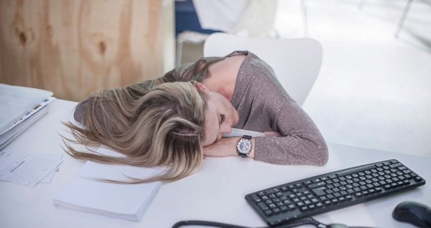 Kdo víc spí, více bere. Hodina spánku vám zvýší plat o pět procent, tvrdí studie