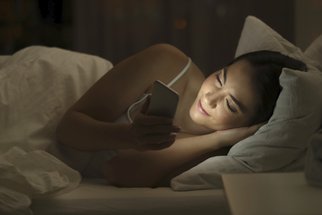 Každodenní spánek před televizí škodí víc, než si myslíte