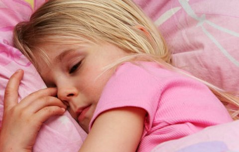 Dnešní děti: Spí o hodinu méně než před 30 lety!