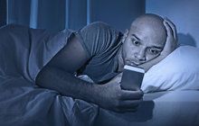 Sociální sítě a mobily nás šíleně stresují: Potřebujeme už 8,5 hodiny spánku!