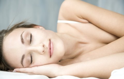 5 skvělých tipů pro božský spánek. Vyspěte se do růžova!