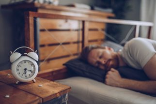 Nejčastější důvody, proč lidé nemohou dobře spát. Jedním z nich je i partner