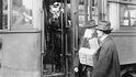 Opatření v roce 1918 v Seattlu: muž bez roušky není vpuštěn do tramvaje