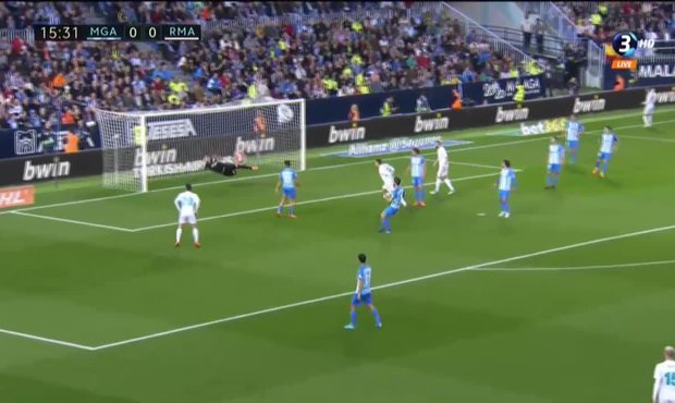 Málaga - Real Madrid: Po centru Lucase hlavičkoval Kovačič, domácí gólman Roberto skvěle zasáhl