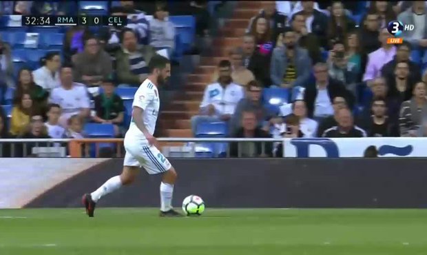 Real Madrid - Celta Vigo: Isco měl na hranici vápna hodně prostoru. Navedl si míč na pravačku a zamířil přesně do horního rohu - 3:0!