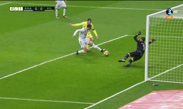 Real Madrid - Villarreal: Po pasu od Isca byl Ronaldo ve stoprocentní šancí, skvěle ho ale vychytal Asenjo