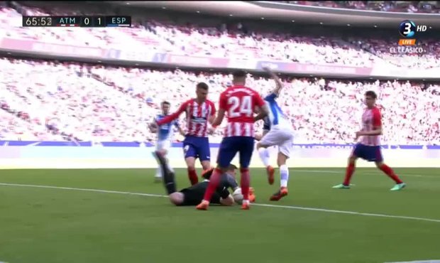 Atlético - Espanyol:  Dva výborné zákroky gólmana Oblaka. Střelu Baptistaa vyrazil a poté chytl i dorážku