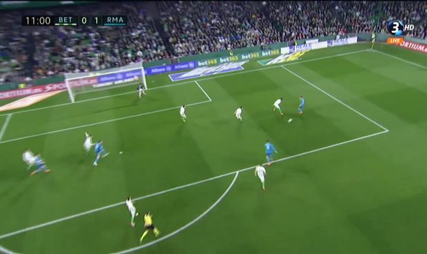 Real Betis - Real Madrid: Ronaldovu ránu vyrazil brankář Adán k Asensiovi a ten poslal míč do brány