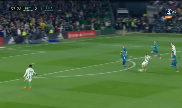 Real Betis - Real Madrid: Střelu Júniora Firpa Navas sice zblokoval, míč si ale do vlastní sítě srazil vracející se Nacho